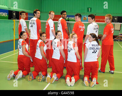 Christopher Adcock, Nathan Robertson, Andy Ellis, Rajiv Ouseph, Peter Mills, Carl Baxter und Marcus Ellis, (vordere Reihe von links nach rechts) Elizabeth Cann, Mariana Agathangelou, Jenny Wallwork, Garielle White und Sarah Walker während einer Fotowand im National Badminton Center, Milton Keynes. Stockfoto