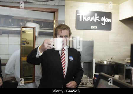 Fine Gael Leader Enda Kenny hat einen Kaffee auf einer letzten Leinwand im Donaghmede Shopping Centre in Dublin. Stockfoto