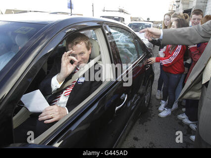 Fine Gael Leader Enda Kenny auf einer letzten Leinwand im Donaghmede Shopping Centre in Dublin. Stockfoto