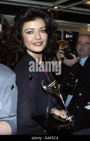 Catherine Zeta Jones mit ihrer Auszeichnung nach der Besetzung von „The Darling Buds of May“ wurden als ITV Personality of bezeichnet 1991 Stockfoto