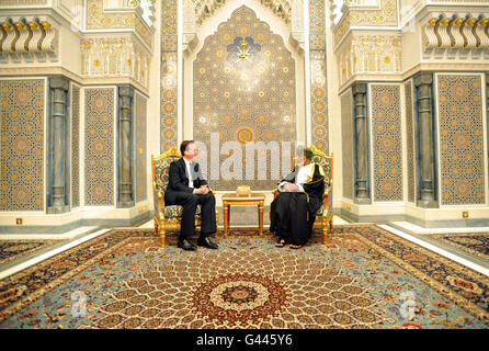 Der britische Premierminister David Cameron trifft sich mit Sultan Qaboos bin Said al Said in seinem Palast in Maskat, der Hauptstadt des Oman. Stockfoto
