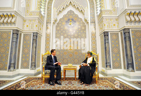 Der britische Premierminister David Cameron trifft sich mit Sultan Qaboos bin Said al Said in seinem Palast in Maskat, der Hauptstadt des Oman. Stockfoto