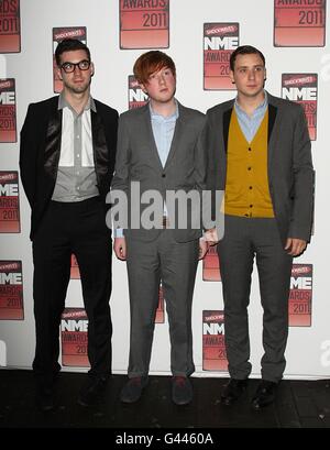 (Von links nach rechts) Kevin Baird, Alex Trimble und Sam Halliday vom Two Door Cinema Club kommen zu den Shockwaves NME Awards 2011 in der O2 Academy, Brixton, London Stockfoto