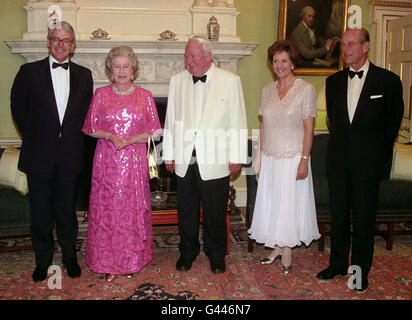 Der Premierminister John Major (links) veranstaltete heute Abend (Mittwoch) in der Downing Street, Nr. 10, ein Festessen zum 80. Geburtstag des ehemaligen Tory-Premierministers Sir Edward Heath (Mitte), an dem auch die Königin (2. Links), ihr Ehemann, der Herzog von Edinburgh, und die Premierministerin Frau Norma Major teilnahmen. Siehe PA Story POLITICS Heath. Foto von David Giles/PA (NS Rota pic) Stockfoto