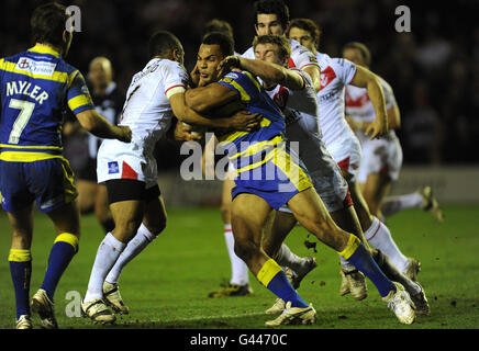 Warrington's Ryan Atkins wird von St. Helens Kyle Eastmond (links) und Michael Shento während des Engage Super League-Spiels im Stobart Stadium, Halton, Widnes, angegangen. Stockfoto