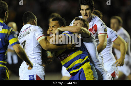 Warrington's Ryan Atkins wird von St. Helens Kyle Eastmond (links) und Michael Shenton während des Engage Super League-Spiels im Stobart Stadium, Halton, Widnes, angegangen. Stockfoto