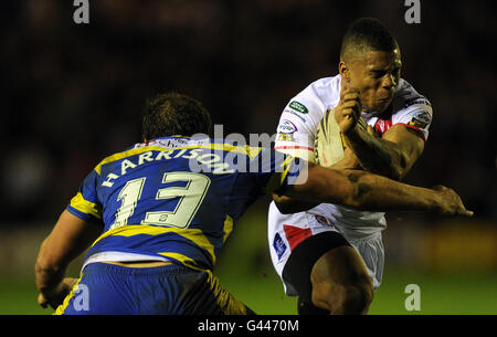 St Helens Kyle Eastmond wird von Warringtons Ben Harrison (links) während des Engage Super League-Spiels im Stobart Stadium, Halton, Widnes, angegangen. Stockfoto