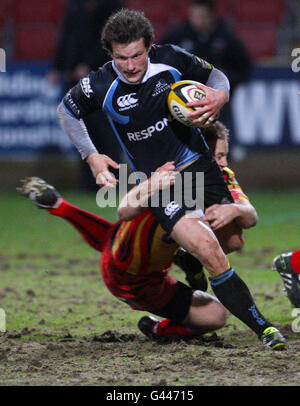 Rugby Union - Magners League - Glasgow / Newport Gwent Dragons - Firhill Stadium. Glasgow's Peter Horne und Newport Gwent Dragon's Adam Hughes während der Magners League Spiel im Firhill Stadium, Glasgow . Stockfoto