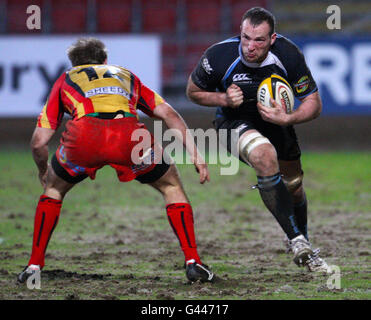 Glasgow's James Eddie und Newport Gwent Dragon's Adam Hughes während der Magners League Spiel im Firhill Stadium, Glasgow . Stockfoto