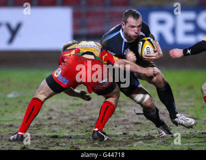 Rugby Union - Magners League - Glasgow / Newport Gwent Dragons - Firhill Stadium. Glasgow's James Eddie und Newport Gwent Dragon's Adam Hughes während des Spiels der Magners League im Firhill Stadium, Glasgow. Stockfoto