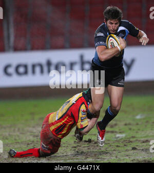 Glasgow's DTH Van der Merwe wird vom Newport Gwent Dragons' Luke Charteris während des Spiels der Magners League im Firhill Stadium, Glasgow, angegangen. Stockfoto