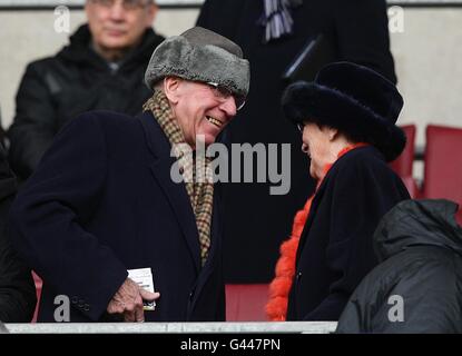 Sir Bobby Charlton (links) mit seiner Frau Norma (rechts) Die Tribünen Stockfoto