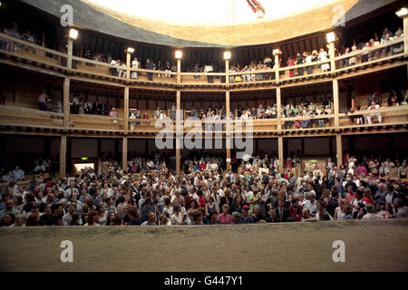 Das Publikum wartet in Erwartung der Erstaufführung von Shakespeares "The Two Gentlemen of Verona" im neuen Globe Theatre in der Londoner Southbank. Theaterbosse hatten eine Last-Minute-Suche, um den verletzten Schauspieler George Innes zu ersetzen, der sich am Dienstagabend bei den öffentlichen Proben für das Stück das Bein brach. Stockfoto