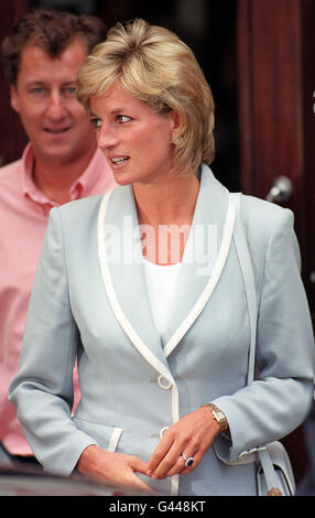 Diana, Prinzessin von Wales, trägt ihren Verlobungsring mit Diamanten und Saphir und ihren Ehering, als sie heute nach einem Mittagessen (Weds) die Studios des English National Ballet verlässt, An dem Tag, an dem ihre Ehe mit dem Prinzen von Wales offiziell mit dem Erlass des absoluten Dekrets zu Ende ging. Siehe PA Story KÖNIGLICHE Scheidung. Foto von David Cheskin. Stockfoto