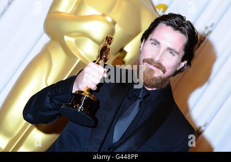 ** Christian Bale mit dem Best Supporting Actor Award, erhalten für den Kämpfer, bei den 83. Academy Awards im Kodak Theater, Los Angeles. Stockfoto