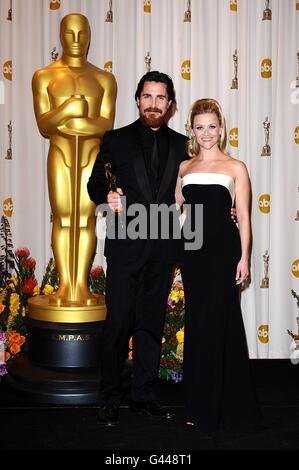 ** Christian Bale mit dem Preis für den besten Nebendarsteller, erhalten für den Kämpfer, mit Reese Witherspoon, bei den 83. Academy Awards im Kodak Theater, Los Angeles. Stockfoto