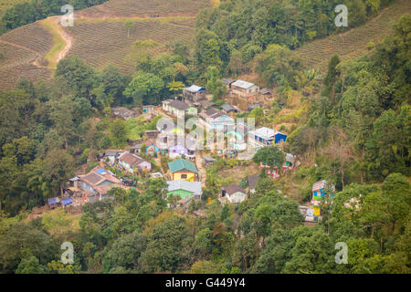 Cluster der Häuser von Happy Valley Tea Estate, Darjeeling, West Bengal, Indien gesehen. Stockfoto