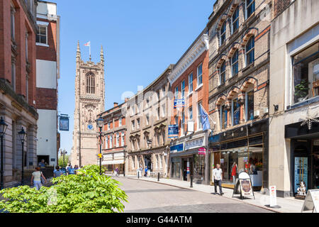 Derby Geschäfte, Kathedrale und anderen Gebäuden am Eisernen Tor im Cathedral Quarter von Derby, England, Großbritannien Stockfoto