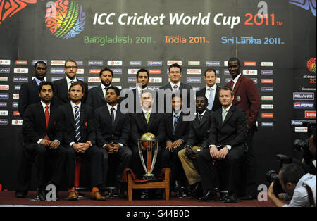 Hintere Reihe, von links nach rechts: Elton Chigumbura (Zimbabwe Captain), Daniel Vettori (Neuseeland Captain), Shahid Afridi (Pakistan Captain), MS Dhoni (Indien Captain), Graeme Smith (Südafrika Captain), Andrew Strauss (England Captain) und Darren Sammy (West Indies Captain), Front Row: Ashish Bagai (Kanada Kapitän), Peter Borren (Niederlande Kapitän), Kumar Sangakkara (Sri Lanka Kapitän), Ricky Ponting (Australien Kapitän) Shakib Al Hasan (Bangladesch Kapitän), Jimmy Kamande (Kenia Kapitän) und William Porterfield (Irland Kapitän) mit der Cricket World Cup Trophäe, während einer Pressekonferenz in Stockfoto