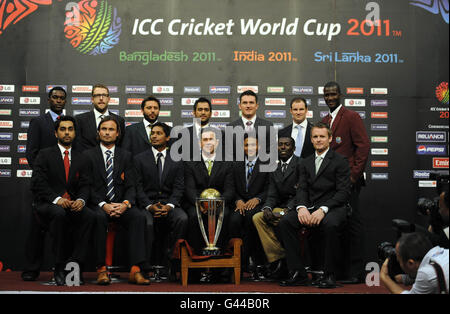 Hintere Reihe, von links nach rechts: Elton Chigumbura (Kapitän in Simbabwe), Daniel Vettori (Kapitän in Neuseeland), Shahid Afridi (Kapitän in Pakistan), MS Dhoni (Kapitän in Indien), Graeme Smith (Kapitän in Südafrika), Andrew Strauss (Kapitän in England) und Darren Sammy (Kapitän in Westindien), Front Row, von links nach rechts: Ashish Bagai (kanadischer Kapitän), Peter Borren (niederländischer Kapitän), Kumar Sangakkara (Kapitän Sri Lankas), Ricky Ponting (Kapitän Australien) Shakib Al Hasan (Kapitän Bangladesch), Jimmy Kamande (Kapitän Kenia) und William Porterfield Stockfoto