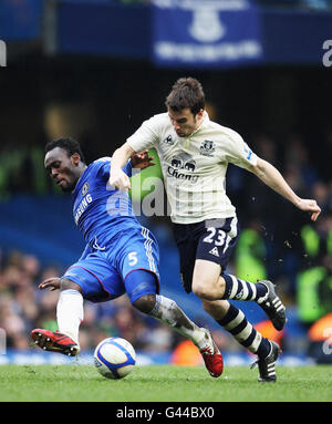 Chelsea's Michael Essien (links) tackelt Evertons Seamus Coleman während des FA Cup, Fourth Round Replay in Stamford Bridge, London. Stockfoto