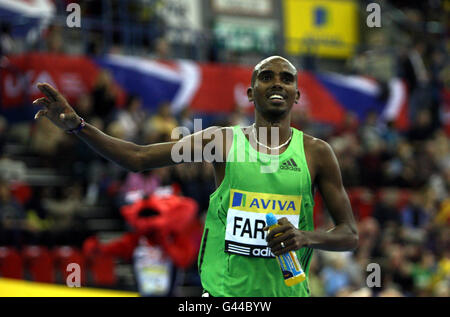 Leichtathletik - Aviva Grand Prix - Nationale Hallenarena. Die britische Mo Farah feiert den Gewinn der 5000 Meter während des Aviva Indoor Grand Prix in der National Indoor Arena in Birmingham. Stockfoto