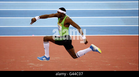 Der britische Phillips Idowu auf dem Weg zum Sieg im Dreisprung beim Aviva Indoor Grand Prix in der National Indoor Arena, Birmingham. Stockfoto