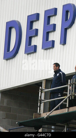 Fußball - npower Football League Championship - Preston North End / Queens Park Rangers - Deepdale. Phil Brown, Manager von Preston North End, während des Spiels gegen die Queens Park Rangers Stockfoto