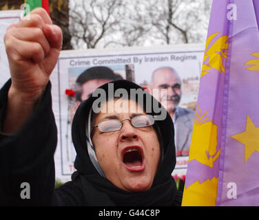 Demonstranten demonstrieren heute vor der iranischen Botschaft in Zentral-London gegen die iranische Regierung. Stockfoto