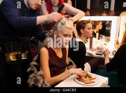 Ivss Backstage - London Fashion Week. Ein Model Backstage bei der Issa Show im Somerset House im Rahmen der London Fashion Week. Stockfoto