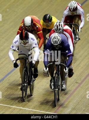 Sir Chris Hoy (links) tritt während der Track World Cup im National Cycling Centre, Manchester, im Men's Keirin an. Stockfoto