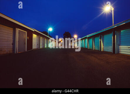 Nachtansicht der Garage wie Vermietung Lagereinheiten hintereinander aufgereiht Stockfoto