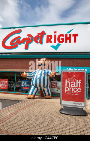 Riesige Schlauchboote Aufgeblasen stripy Nilpferd Tier, das Tragen von gestreiften Pyjama am Bis zu halben Preis Sommer Verkauf an Carpetright, Spezialist Kette Einzelhändler der Teppiche und Bodenbeläge, Seemänner, Preston, Lancashire, Großbritannien Stockfoto