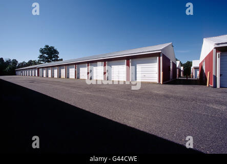 Tagsüber Blick auf Garage wie Vermietung Lagereinheiten hintereinander aufgereiht Stockfoto