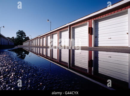 Tagsüber Blick auf Garage wie Vermietung Lagereinheiten hintereinander aufgereiht Stockfoto