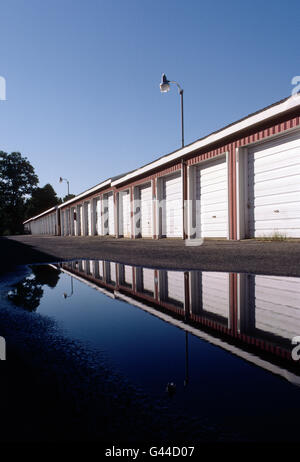 Tagsüber Blick auf Garage wie Vermietung Lagereinheiten hintereinander aufgereiht Stockfoto