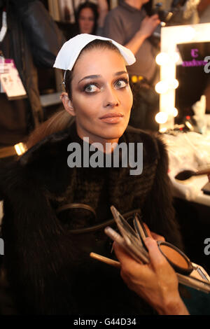 Ivss Backstage - London Fashion Week. Models Backstage während der Issa Show im Rahmen der London Fashion Week im Somerset House, London Stockfoto