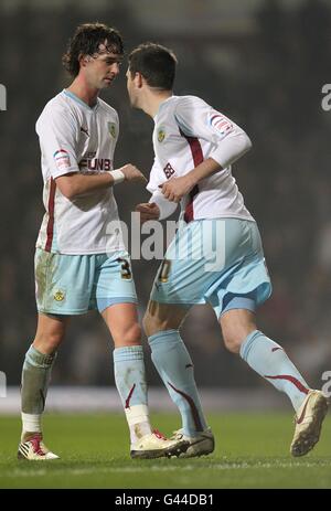 Burnleys Chris Eagles (links) wird durch Teamkollegen Steven Thompson ersetzt (Rechts) Stockfoto