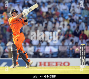 Der niederländische Schlagmann Ryan Ten Doeschate hooks den Ball für 4 Läufe während des ICC Cricket World Cup Spiels auf dem Vidarbha Cricket Association Ground, Nagpur. Stockfoto