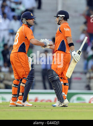 Der niederländische Schlagmann Ryan Ten Doeschate (rechts) schüttelt sich die Hände mit Kapitän Peter Borren, nachdem er ein Jahrhundert während des ICC Cricket World Cup Spiels auf dem Vidarbha Cricket Association Ground, Nagpur, erzielt hat. Stockfoto