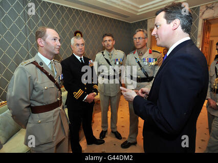 Premierminister David Cameron trifft sich am zweiten Tag seines Besuchs im Nahen Osten mit Veteranen des Golfkriegs in Kuwait-Stadt, Kuwait. Stockfoto