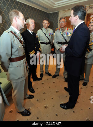 Premierminister David Cameron trifft sich am zweiten Tag seines Besuchs im Nahen Osten mit Veteranen des Golfkriegs in Kuwait-Stadt, Kuwait. Stockfoto