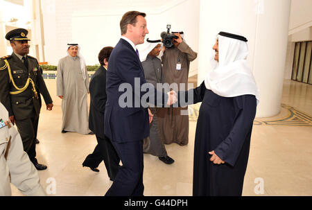 Der britische Premierminister David Cameron (links) wird von der Sprecherin Jassem Al-Kharafi begrüßt, als er vor der Kuwait-Nationalversammlung in Kuwait-Stadt eine Rede halten wird. Stockfoto