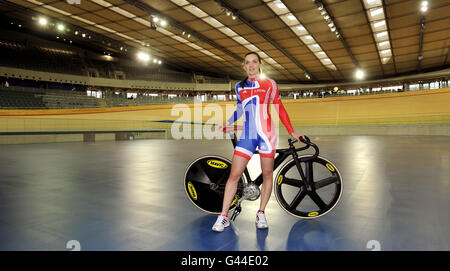 Victoria Pendleton vom Great Britain Track Cycling Team bewundert das neu beendete Olympic Velodrome in Stratford, London. Stockfoto