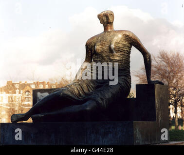 Drapiert, sitzende Frau/Moore Stockfoto