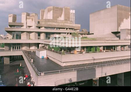 Das Nationaltheater am Südufer der Themse, eines von 57 Beispielen für Architektur und Kunst der Nachkriegszeit, die vom englischen Kulturerbe als geschützt empfohlen wurden, in einer Ankündigung. Stockfoto