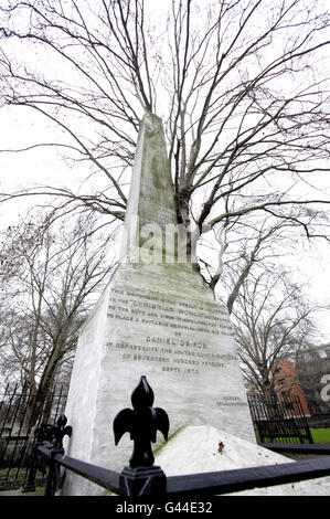 Eine allgemeine Ansicht des Grabes des Schriftstellers Daniel Defoe auf Bunhill Fields Cemetery in London. Stockfoto