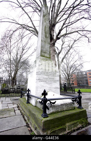 Eine allgemeine Ansicht des Grabes des Schriftstellers Daniel Defoe auf Bunhill Fields Cemetery in London. Stockfoto