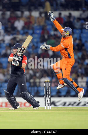 Englands Ian Bell trifft den Ball für 4 Läufe während des ICC Cricket World Cup Spiels auf dem Vidarbha Cricket Association Ground, Nagpur. Stockfoto