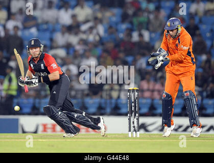 Englands Ian Bell trifft den Ball für 4 Läufe während des ICC Cricket World Cup Spiels auf dem Vidarbha Cricket Association Ground, Nagpur. Stockfoto